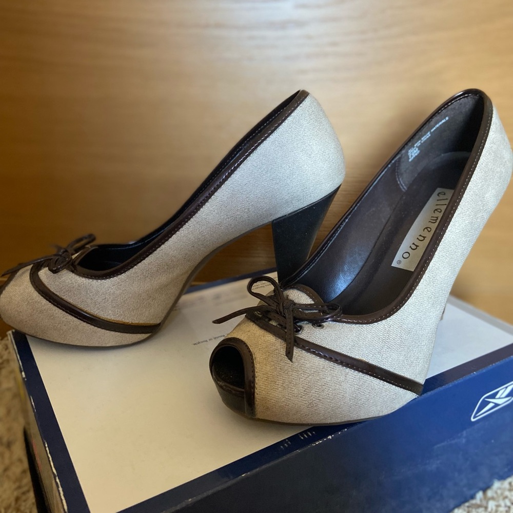 Women’s old fashioned style open toed heels